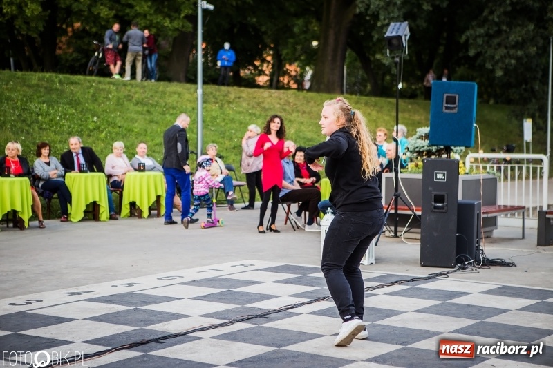 Zdjęcie w galerii na portalu naszraciborz.pl: Nawet problemy techniczne nie są w stanie zepsuć dobrej zabawy. Na raciborskiej przystani odbyła się Letnia Potańcówka   wiadomości z regionu