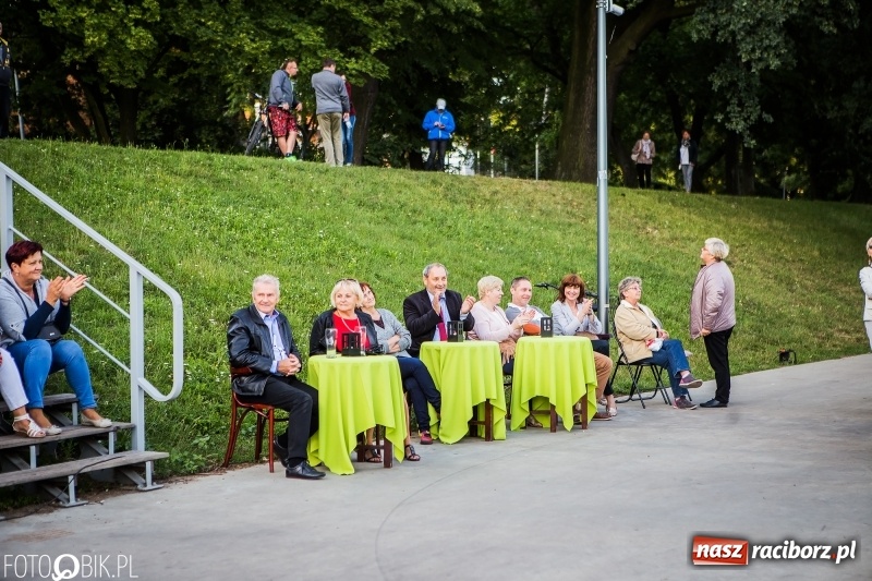 Zdjęcie w galerii na portalu naszraciborz.pl: Nawet problemy techniczne nie są w stanie zepsuć dobrej zabawy. Na raciborskiej przystani odbyła się Letnia Potańcówka   wiadomości z regionu