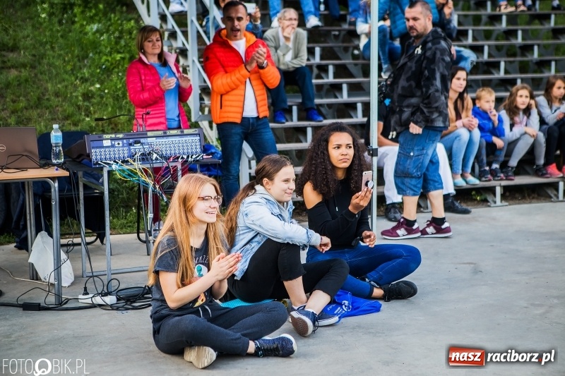 Zdjęcie w galerii na portalu naszraciborz.pl: Nawet problemy techniczne nie są w stanie zepsuć dobrej zabawy. Na raciborskiej przystani odbyła się Letnia Potańcówka   wiadomości z regionu