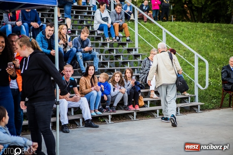 Zdjęcie w galerii na portalu naszraciborz.pl: Nawet problemy techniczne nie są w stanie zepsuć dobrej zabawy. Na raciborskiej przystani odbyła się Letnia Potańcówka   wiadomości z regionu