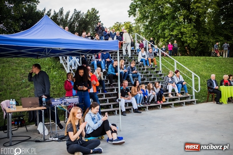 Zdjęcie w galerii na portalu naszraciborz.pl: Nawet problemy techniczne nie są w stanie zepsuć dobrej zabawy. Na raciborskiej przystani odbyła się Letnia Potańcówka   wiadomości z regionu