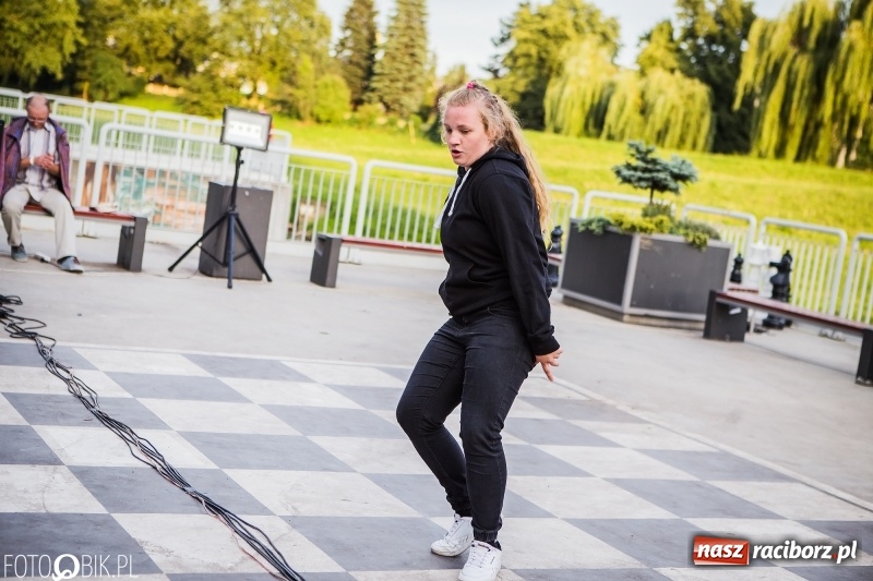 Zdjęcie w galerii na portalu naszraciborz.pl: Nawet problemy techniczne nie są w stanie zepsuć dobrej zabawy. Na raciborskiej przystani odbyła się Letnia Potańcówka   wiadomości z regionu