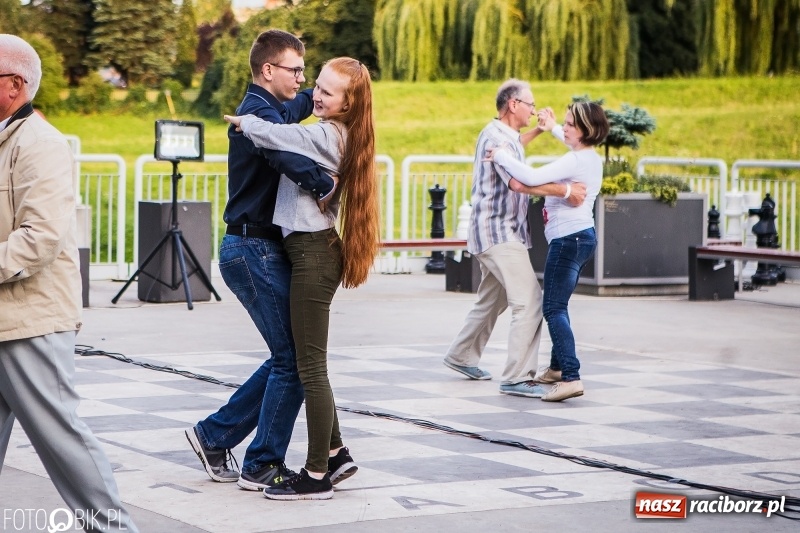 Zdjęcie w galerii na portalu naszraciborz.pl: Nawet problemy techniczne nie są w stanie zepsuć dobrej zabawy. Na raciborskiej przystani odbyła się Letnia Potańcówka   wiadomości z regionu