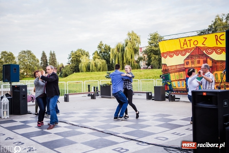 Zdjęcie w galerii na portalu naszraciborz.pl: Nawet problemy techniczne nie są w stanie zepsuć dobrej zabawy. Na raciborskiej przystani odbyła się Letnia Potańcówka   wiadomości z regionu
