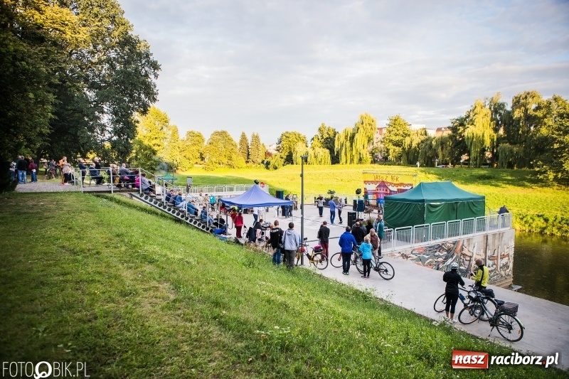 Zdjęcie w galerii na portalu naszraciborz.pl: Nawet problemy techniczne nie są w stanie zepsuć dobrej zabawy. Na raciborskiej przystani odbyła się Letnia Potańcówka   wiadomości z regionu
