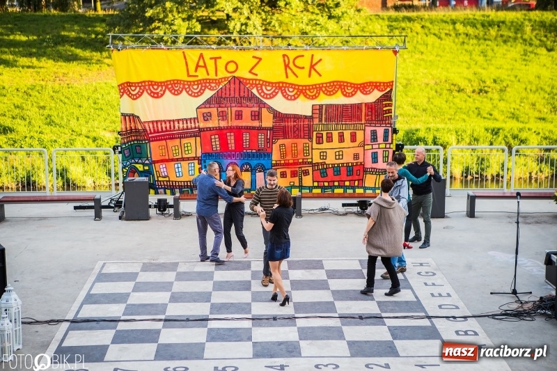 Zdjęcie w galerii na portalu naszraciborz.pl: Nawet problemy techniczne nie są w stanie zepsuć dobrej zabawy. Na raciborskiej przystani odbyła się Letnia Potańcówka   wiadomości z regionu