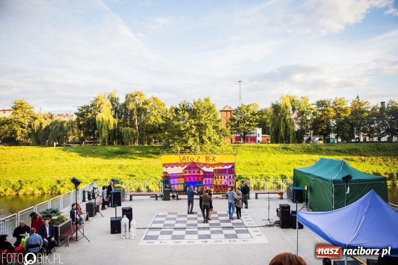 Zdjęcie w galerii na portalu naszraciborz.pl: Nawet problemy techniczne nie są w stanie zepsuć dobrej zabawy. Na raciborskiej przystani odbyła się Letnia Potańcówka   wiadomości z regionu