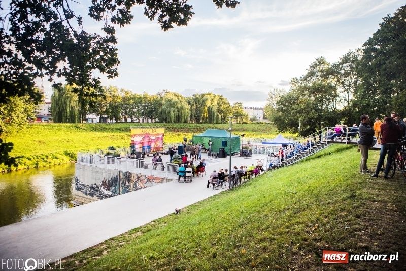Zdjęcie w galerii na portalu naszraciborz.pl: Nawet problemy techniczne nie są w stanie zepsuć dobrej zabawy. Na raciborskiej przystani odbyła się Letnia Potańcówka   wiadomości z regionu