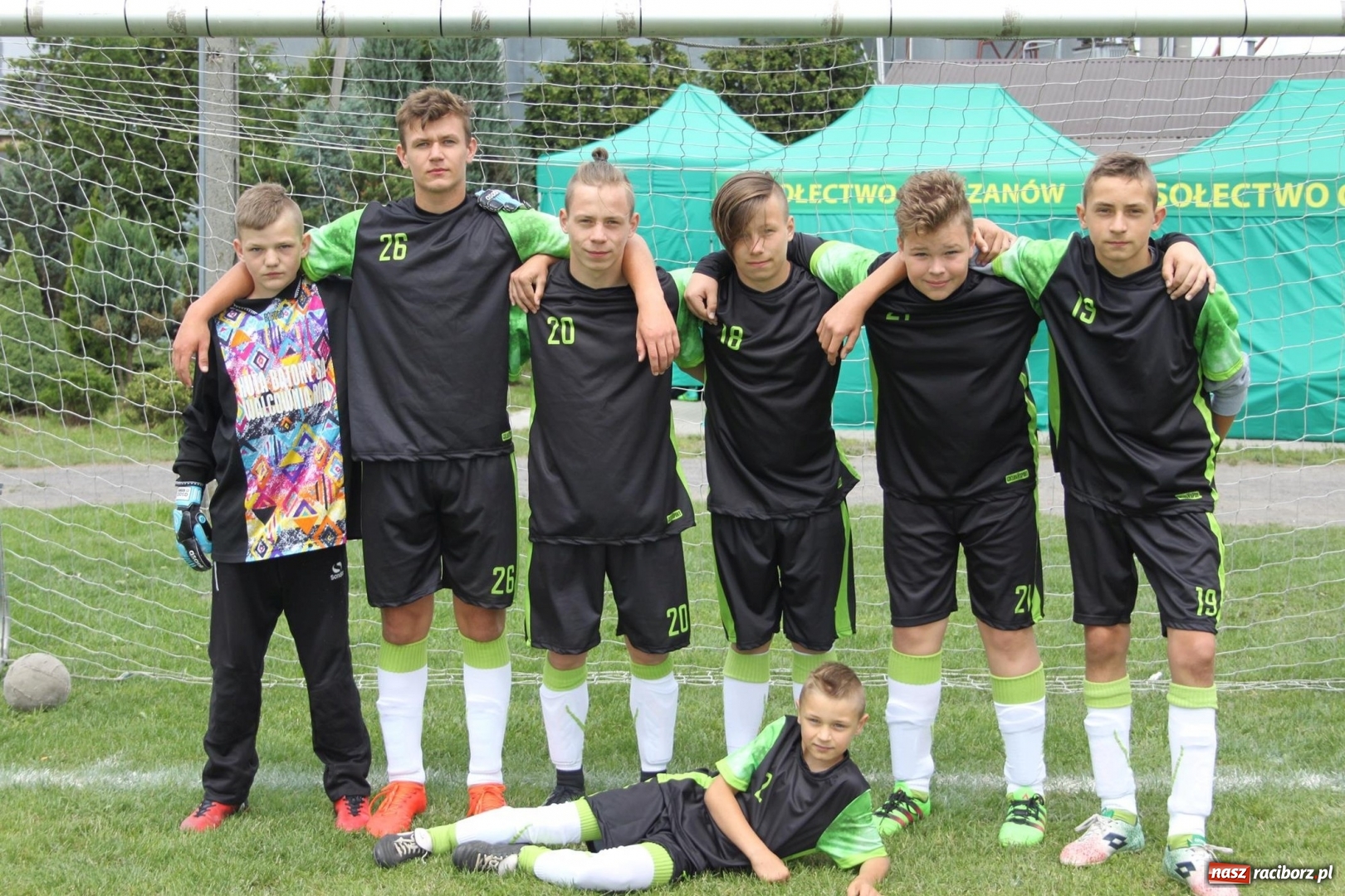 Zdjęcie w galerii na portalu naszraciborz.pl: Piłkarze Krzanowic z Pucharem Prezesa LKS Cyprzanów wiadomości z regionu