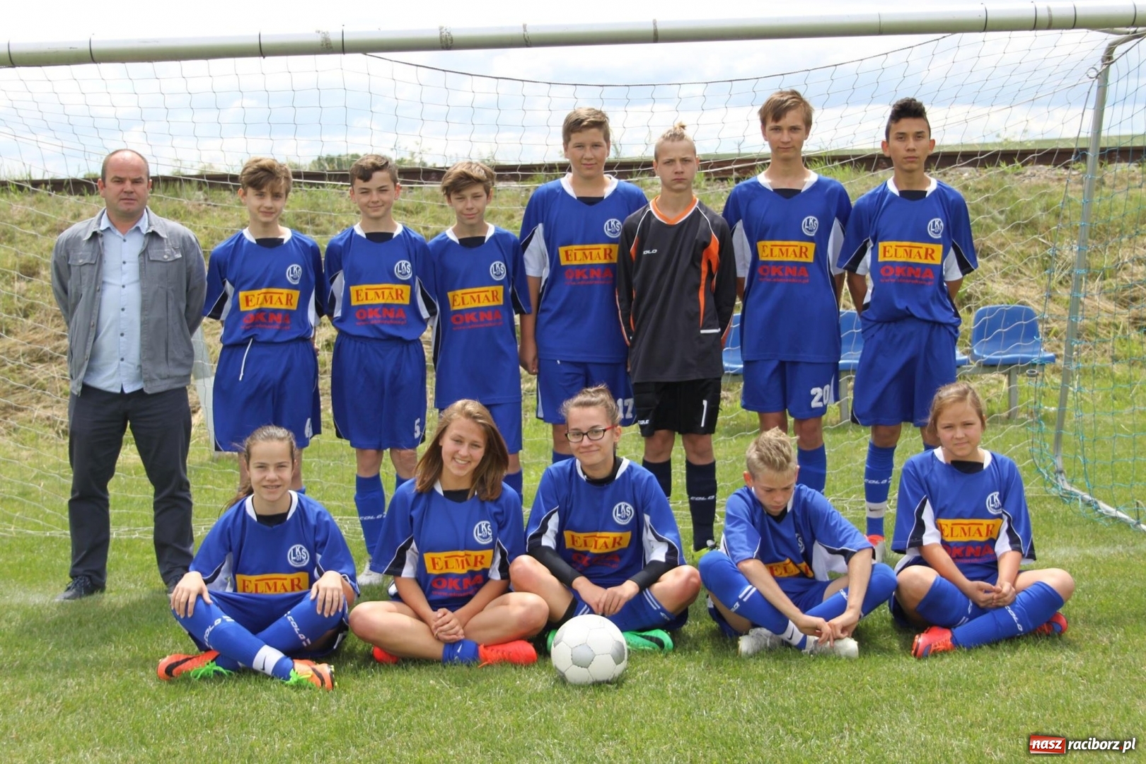 Zdjęcie w galerii na portalu naszraciborz.pl: Piłkarze Krzanowic z Pucharem Prezesa LKS Cyprzanów wiadomości z regionu