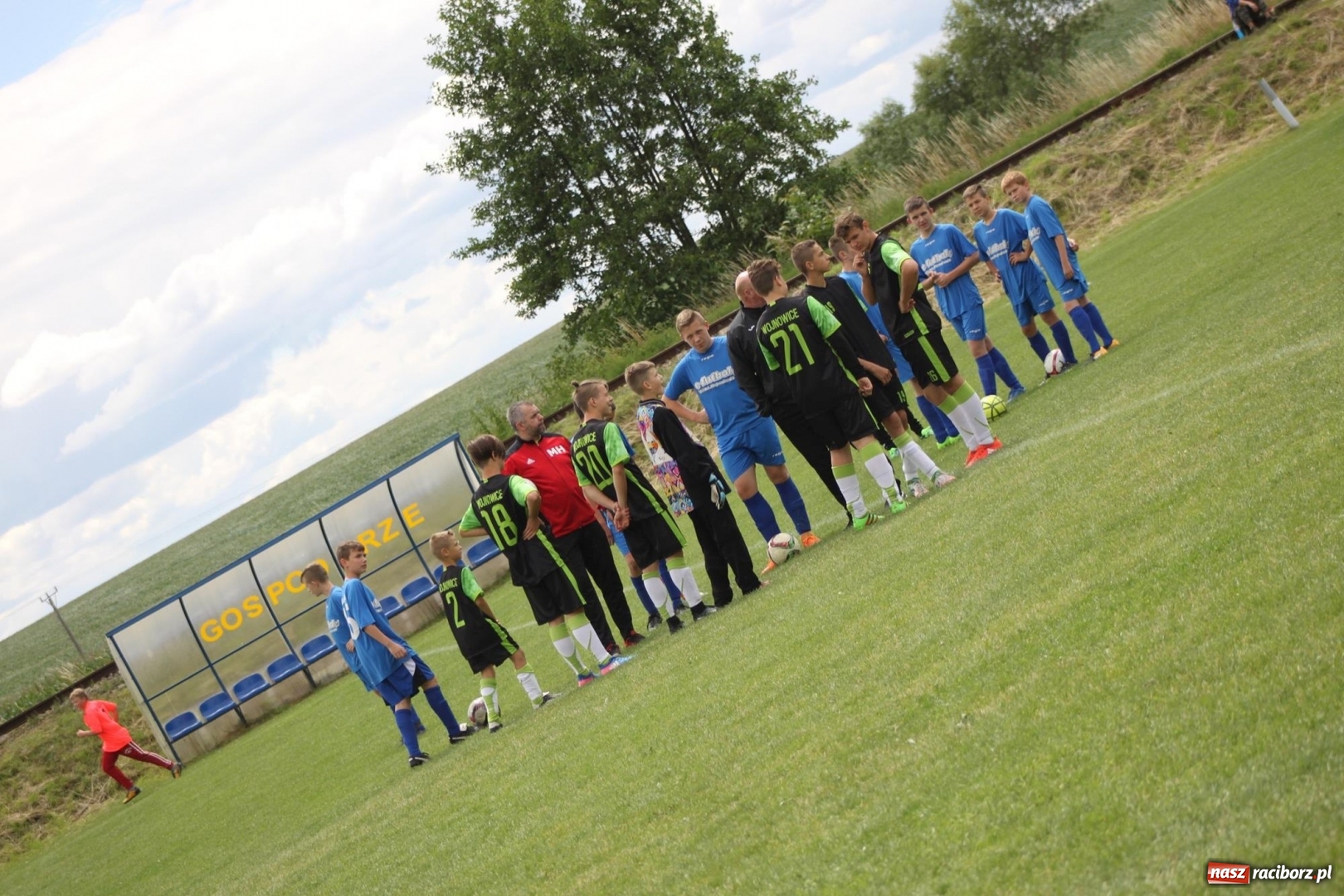 Zdjęcie w galerii na portalu naszraciborz.pl: Piłkarze Krzanowic z Pucharem Prezesa LKS Cyprzanów wiadomości z regionu