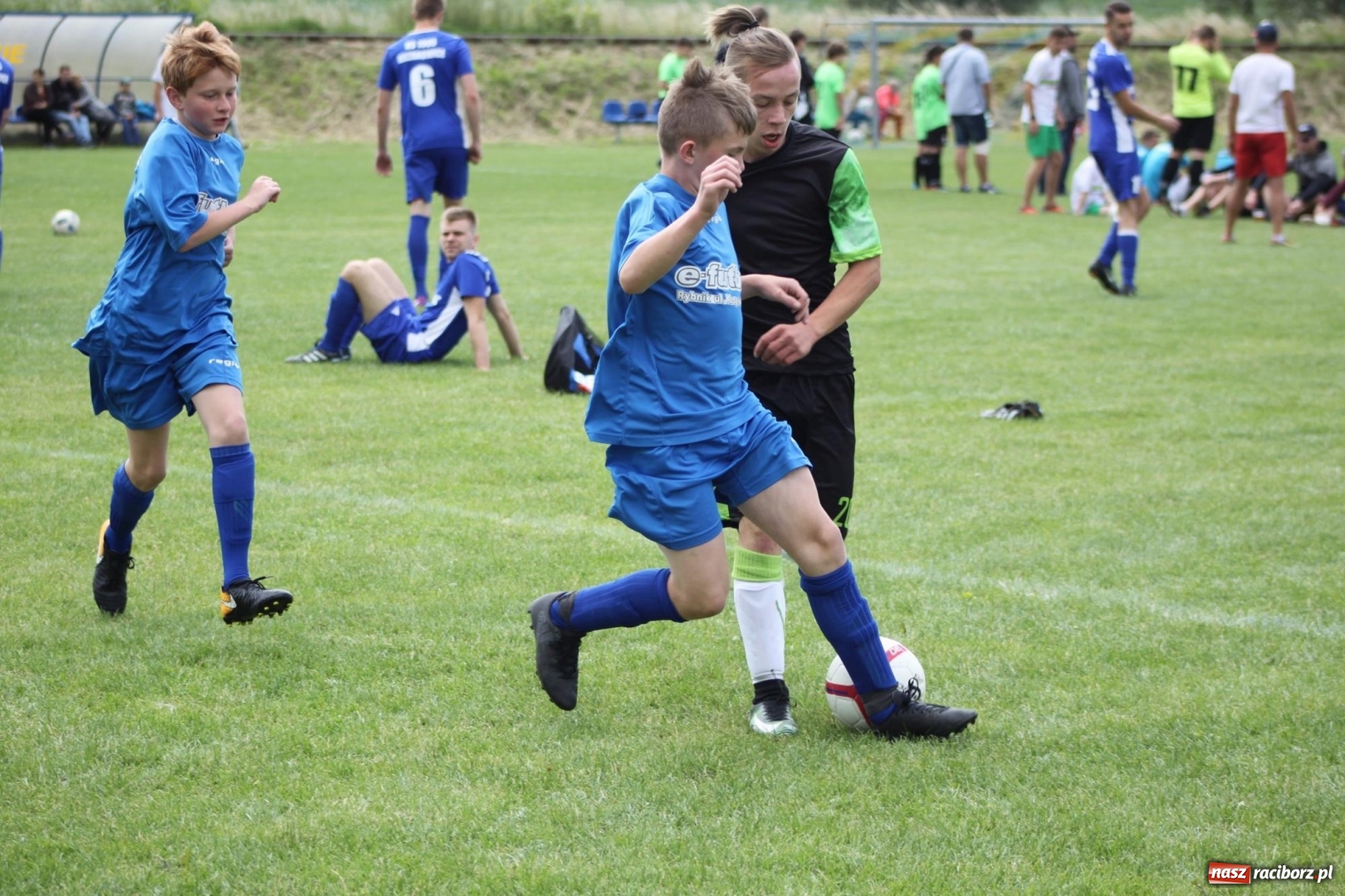 Zdjęcie w galerii na portalu naszraciborz.pl: Piłkarze Krzanowic z Pucharem Prezesa LKS Cyprzanów wiadomości z regionu