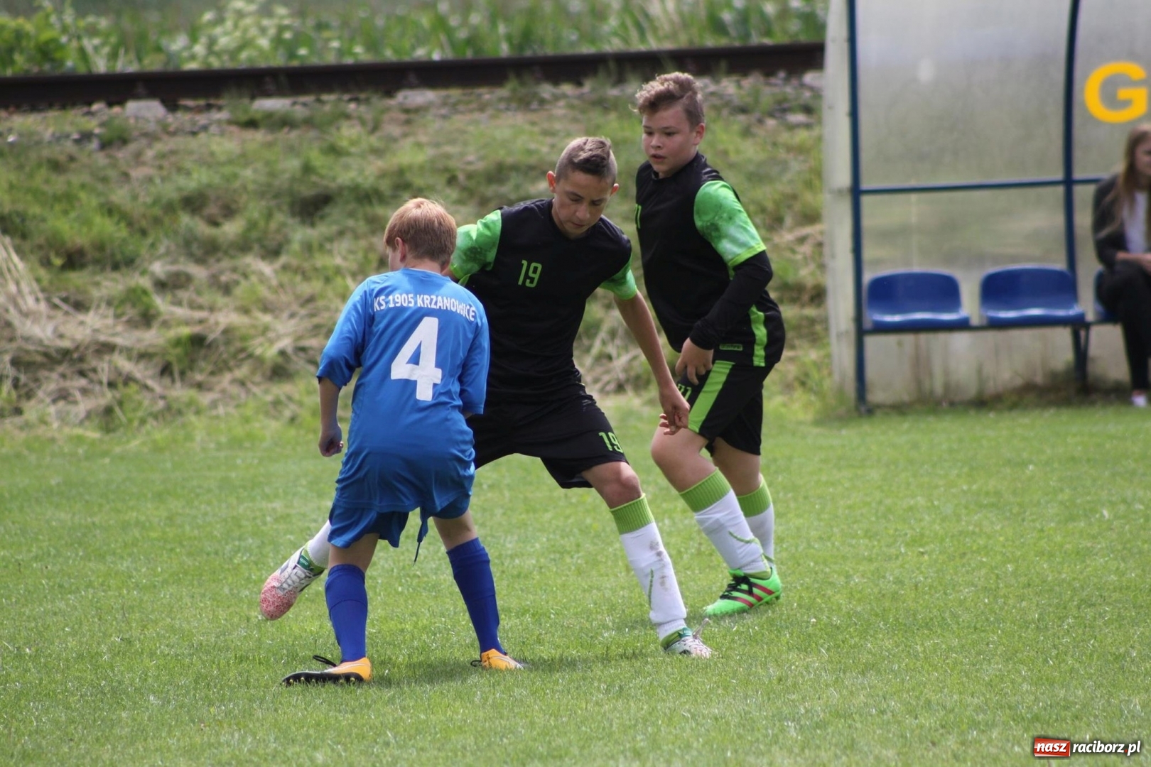 Zdjęcie w galerii na portalu naszraciborz.pl: Piłkarze Krzanowic z Pucharem Prezesa LKS Cyprzanów wiadomości z regionu