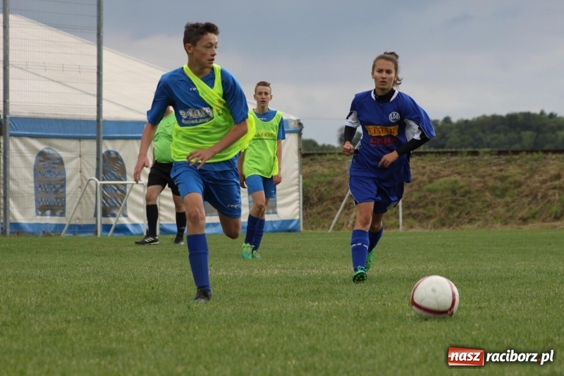 Zdjęcie w galerii na portalu naszraciborz.pl: Piłkarze Krzanowic z Pucharem Prezesa LKS Cyprzanów wiadomości z regionu