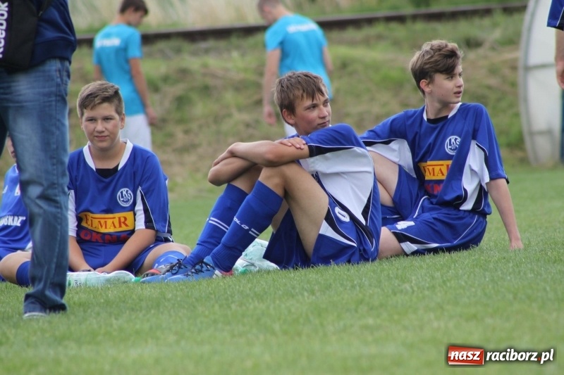 Zdjęcie w galerii na portalu naszraciborz.pl: Piłkarze Krzanowic z Pucharem Prezesa LKS Cyprzanów wiadomości z regionu