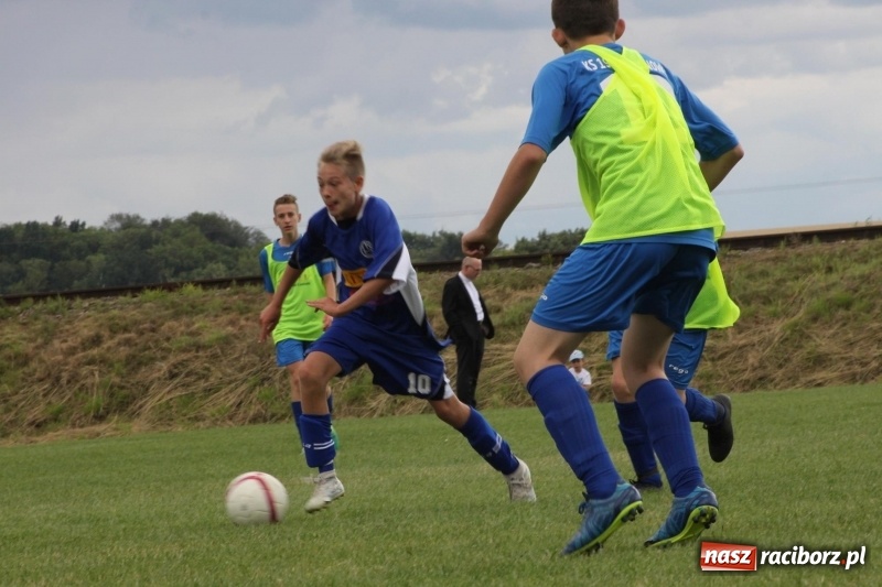 Zdjęcie w galerii na portalu naszraciborz.pl: Piłkarze Krzanowic z Pucharem Prezesa LKS Cyprzanów wiadomości z regionu