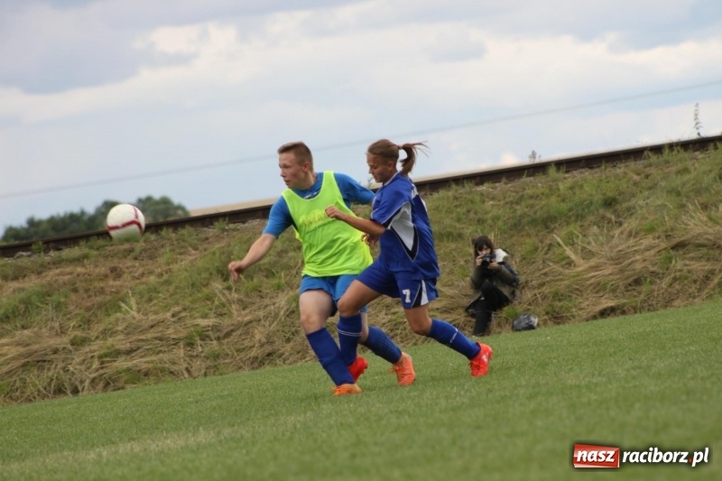 Zdjęcie w galerii na portalu naszraciborz.pl: Piłkarze Krzanowic z Pucharem Prezesa LKS Cyprzanów wiadomości z regionu