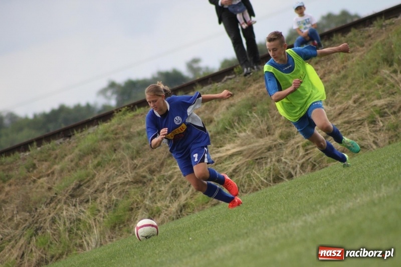Zdjęcie w galerii na portalu naszraciborz.pl: Piłkarze Krzanowic z Pucharem Prezesa LKS Cyprzanów wiadomości z regionu