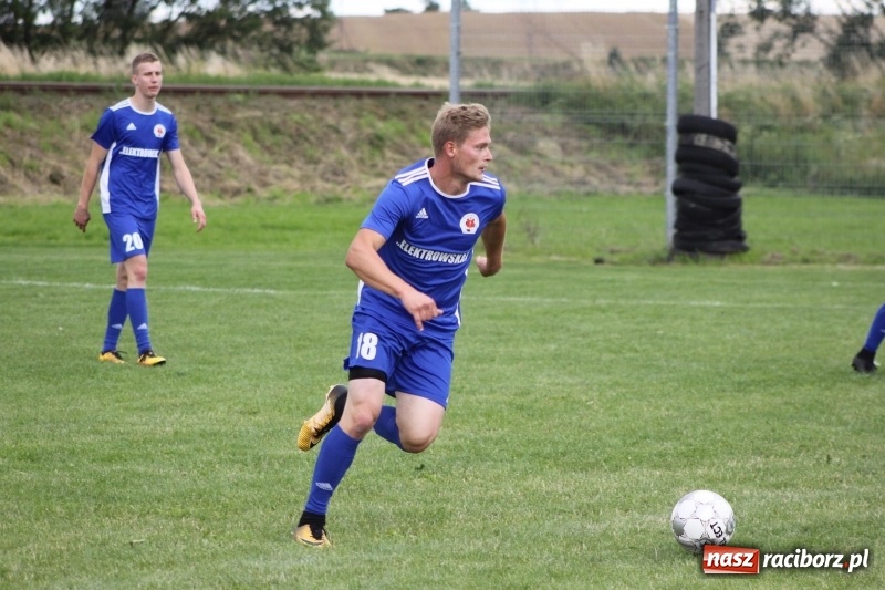 Zdjęcie w galerii na portalu naszraciborz.pl: Piłkarze Krzanowic z Pucharem Prezesa LKS Cyprzanów wiadomości z regionu