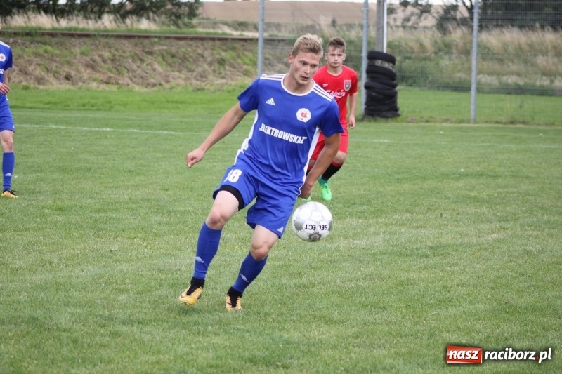 Zdjęcie w galerii na portalu naszraciborz.pl: Piłkarze Krzanowic z Pucharem Prezesa LKS Cyprzanów wiadomości z regionu