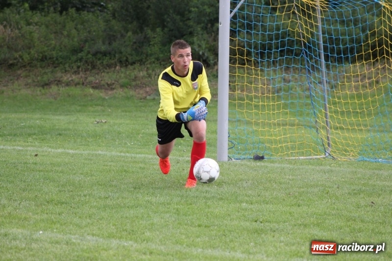 Zdjęcie w galerii na portalu naszraciborz.pl: Piłkarze Krzanowic z Pucharem Prezesa LKS Cyprzanów wiadomości z regionu