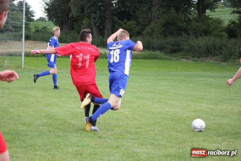 Zdjęcie w galerii na portalu naszraciborz.pl: Piłkarze Krzanowic z Pucharem Prezesa LKS Cyprzanów wiadomości z regionu