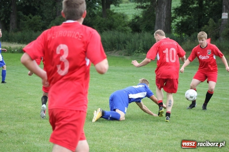 Zdjęcie w galerii na portalu naszraciborz.pl: Piłkarze Krzanowic z Pucharem Prezesa LKS Cyprzanów wiadomości z regionu