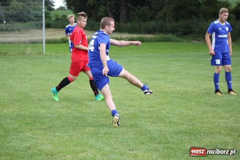 Zdjęcie w galerii na portalu naszraciborz.pl: Piłkarze Krzanowic z Pucharem Prezesa LKS Cyprzanów wiadomości z regionu