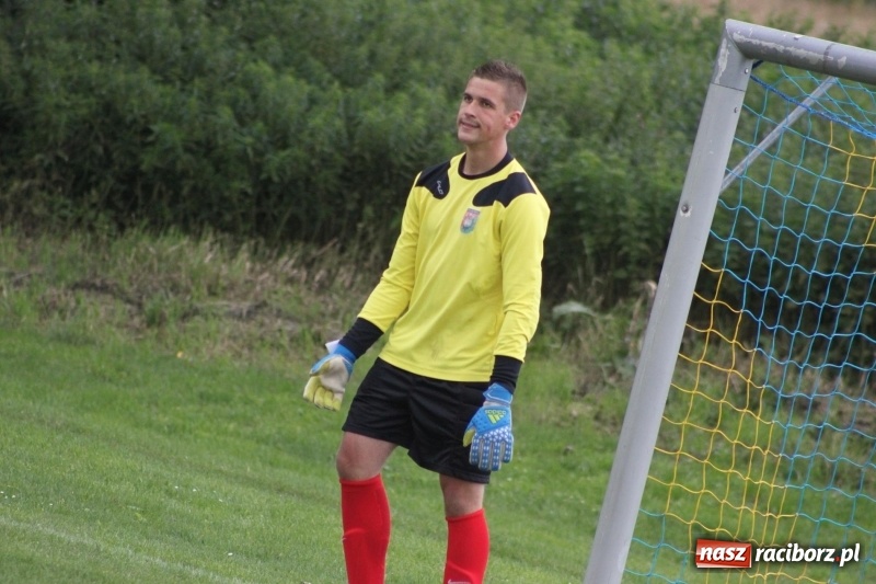 Zdjęcie w galerii na portalu naszraciborz.pl: Piłkarze Krzanowic z Pucharem Prezesa LKS Cyprzanów wiadomości z regionu