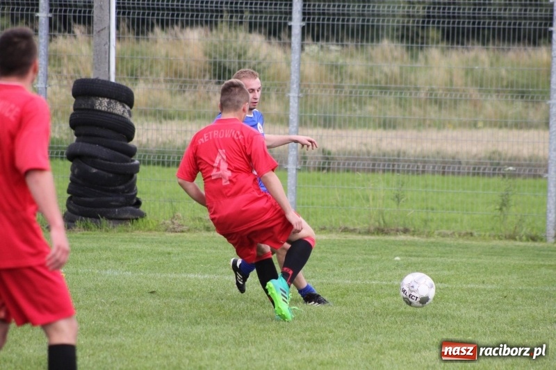 Zdjęcie w galerii na portalu naszraciborz.pl: Piłkarze Krzanowic z Pucharem Prezesa LKS Cyprzanów wiadomości z regionu