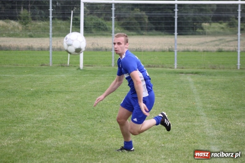 Zdjęcie w galerii na portalu naszraciborz.pl: Piłkarze Krzanowic z Pucharem Prezesa LKS Cyprzanów wiadomości z regionu