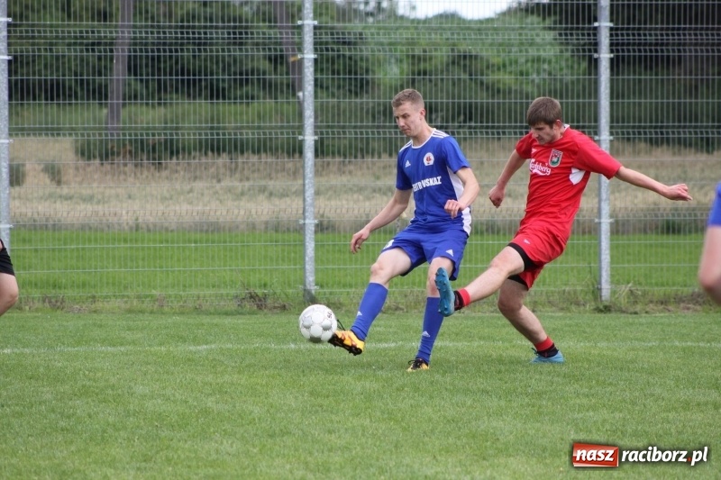 Zdjęcie w galerii na portalu naszraciborz.pl: Piłkarze Krzanowic z Pucharem Prezesa LKS Cyprzanów wiadomości z regionu