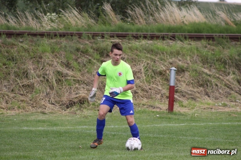 Zdjęcie w galerii na portalu naszraciborz.pl: Piłkarze Krzanowic z Pucharem Prezesa LKS Cyprzanów wiadomości z regionu