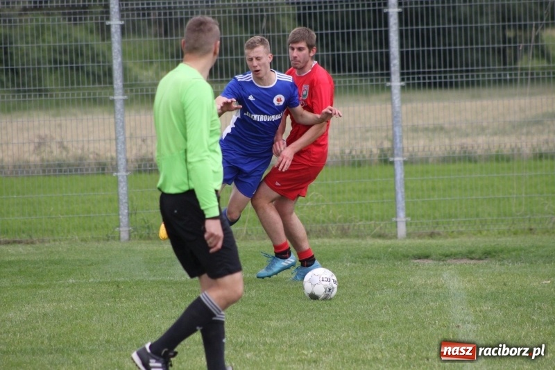 Zdjęcie w galerii na portalu naszraciborz.pl: Piłkarze Krzanowic z Pucharem Prezesa LKS Cyprzanów wiadomości z regionu