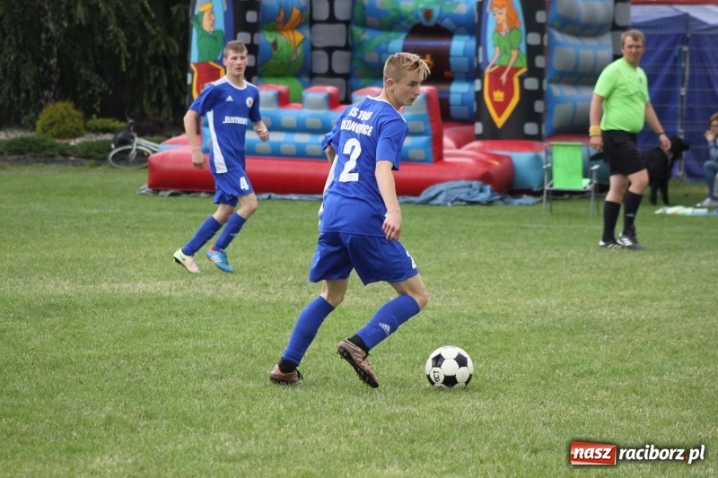 Zdjęcie w galerii na portalu naszraciborz.pl: Piłkarze Krzanowic z Pucharem Prezesa LKS Cyprzanów wiadomości z regionu