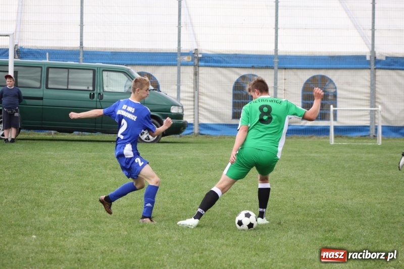 Zdjęcie w galerii na portalu naszraciborz.pl: Piłkarze Krzanowic z Pucharem Prezesa LKS Cyprzanów wiadomości z regionu