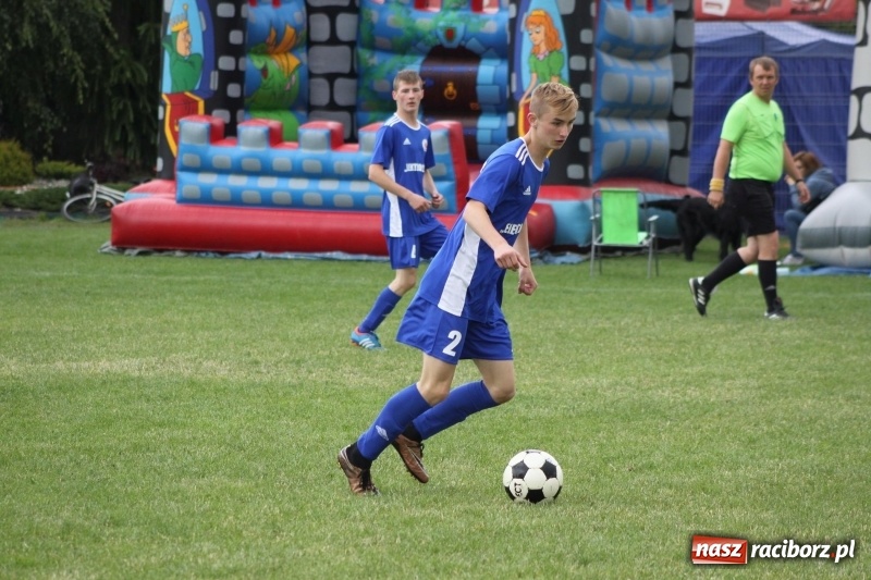 Zdjęcie w galerii na portalu naszraciborz.pl: Piłkarze Krzanowic z Pucharem Prezesa LKS Cyprzanów wiadomości z regionu