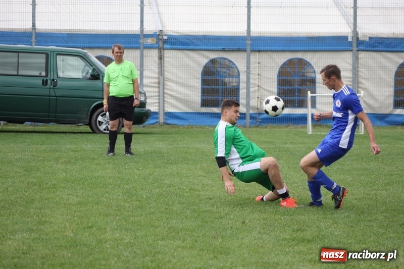 Zdjęcie w galerii na portalu naszraciborz.pl: Piłkarze Krzanowic z Pucharem Prezesa LKS Cyprzanów wiadomości z regionu