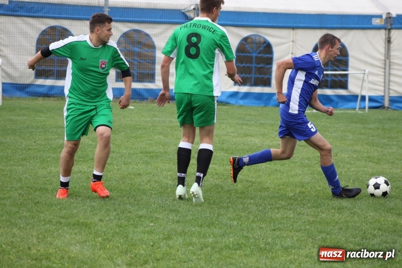 Zdjęcie w galerii na portalu naszraciborz.pl: Piłkarze Krzanowic z Pucharem Prezesa LKS Cyprzanów wiadomości z regionu