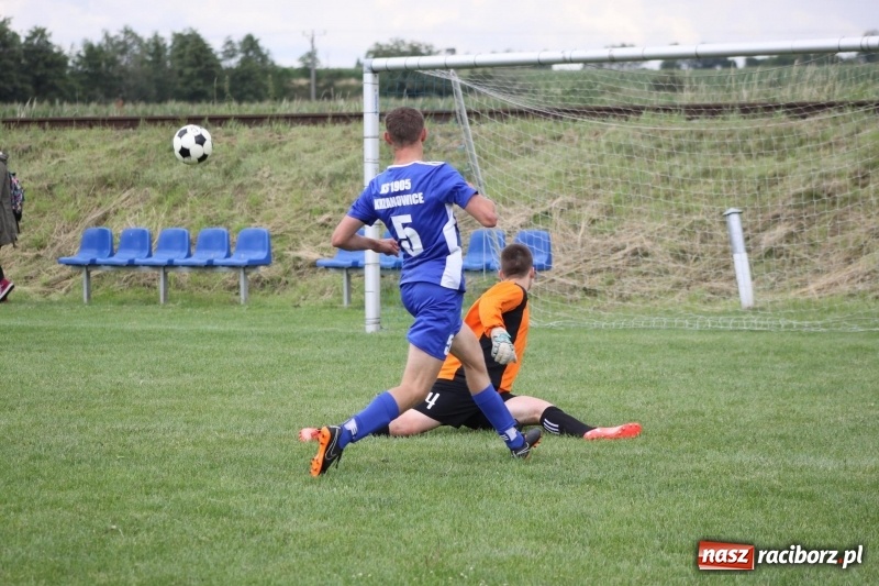 Zdjęcie w galerii na portalu naszraciborz.pl: Piłkarze Krzanowic z Pucharem Prezesa LKS Cyprzanów wiadomości z regionu