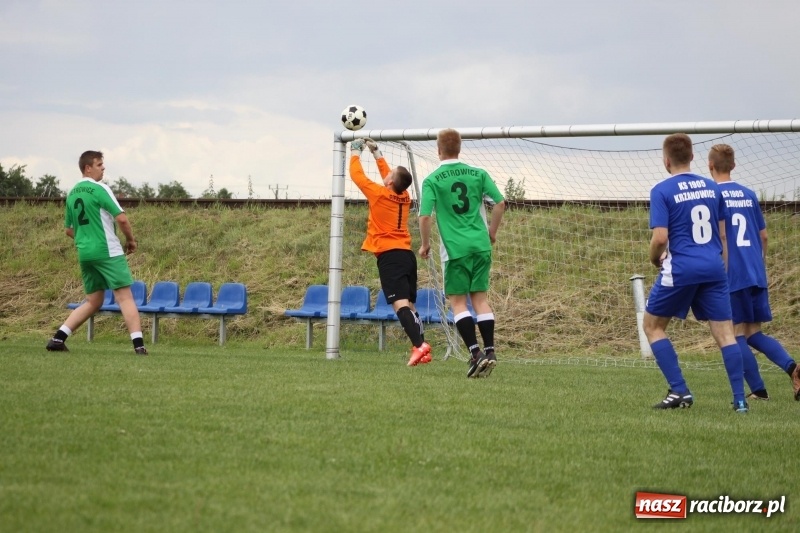 Zdjęcie w galerii na portalu naszraciborz.pl: Piłkarze Krzanowic z Pucharem Prezesa LKS Cyprzanów wiadomości z regionu