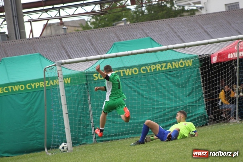 Zdjęcie w galerii na portalu naszraciborz.pl: Piłkarze Krzanowic z Pucharem Prezesa LKS Cyprzanów wiadomości z regionu