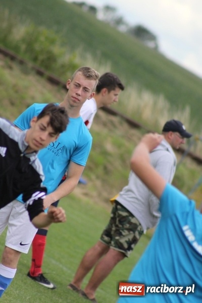 Zdjęcie w galerii na portalu naszraciborz.pl: Piłkarze Krzanowic z Pucharem Prezesa LKS Cyprzanów wiadomości z regionu