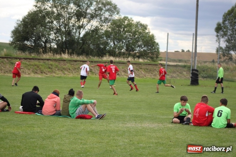 Zdjęcie w galerii na portalu naszraciborz.pl: Piłkarze Krzanowic z Pucharem Prezesa LKS Cyprzanów wiadomości z regionu