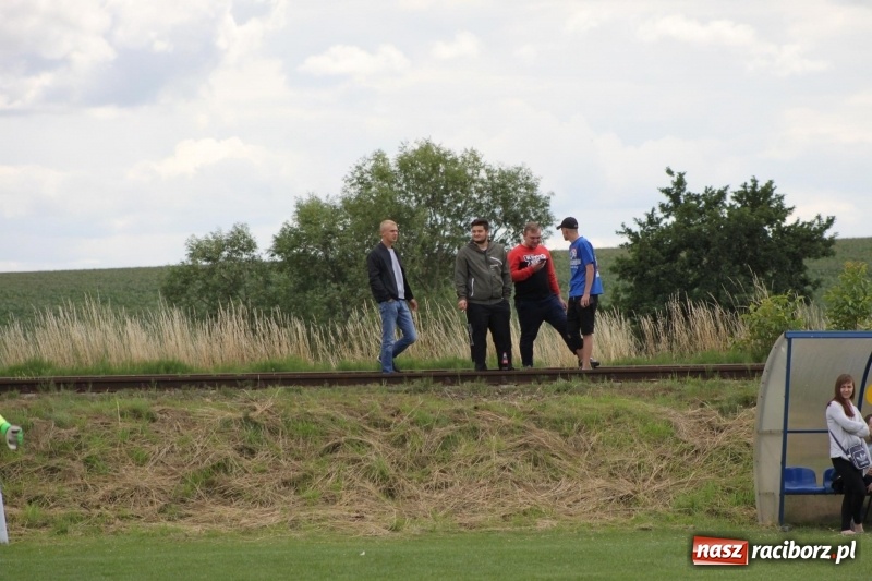 Zdjęcie w galerii na portalu naszraciborz.pl: Piłkarze Krzanowic z Pucharem Prezesa LKS Cyprzanów wiadomości z regionu