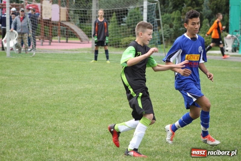 Zdjęcie w galerii na portalu naszraciborz.pl: Piłkarze Krzanowic z Pucharem Prezesa LKS Cyprzanów wiadomości z regionu