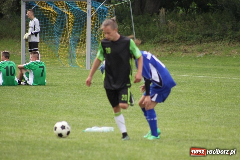 Zdjęcie w galerii na portalu naszraciborz.pl: Piłkarze Krzanowic z Pucharem Prezesa LKS Cyprzanów wiadomości z regionu