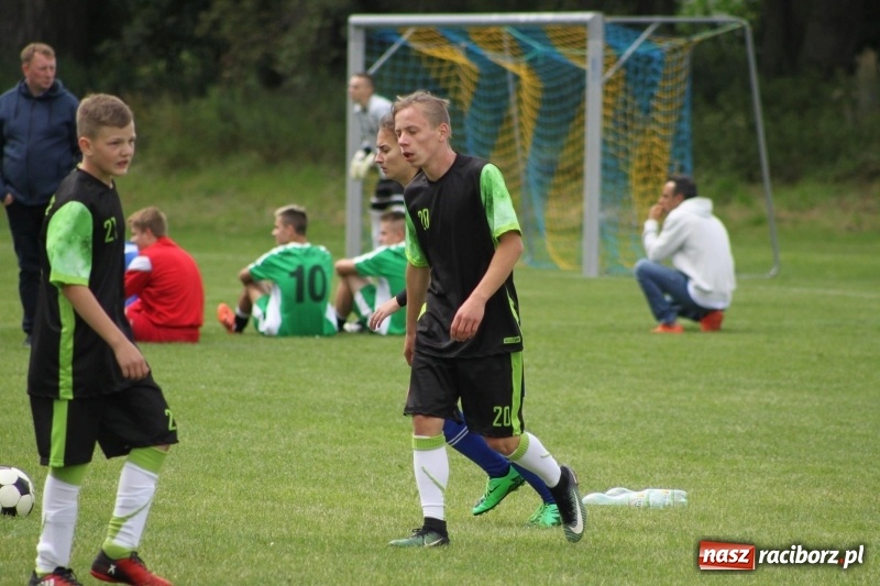 Zdjęcie w galerii na portalu naszraciborz.pl: Piłkarze Krzanowic z Pucharem Prezesa LKS Cyprzanów wiadomości z regionu