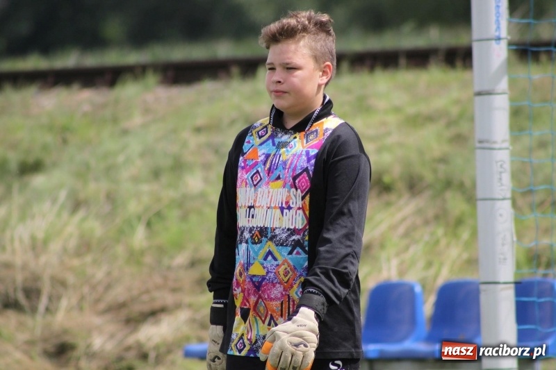 Zdjęcie w galerii na portalu naszraciborz.pl: Piłkarze Krzanowic z Pucharem Prezesa LKS Cyprzanów wiadomości z regionu