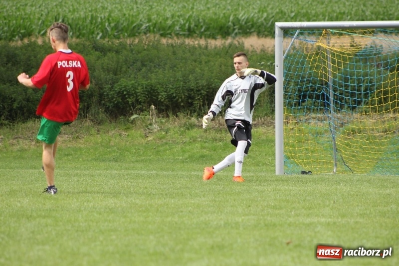 Zdjęcie w galerii na portalu naszraciborz.pl: Piłkarze Krzanowic z Pucharem Prezesa LKS Cyprzanów wiadomości z regionu